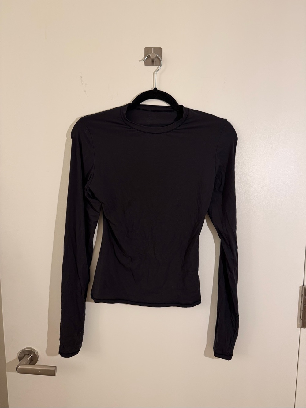 Skims Fits Everybody Long Sleeve T Shirt in Soot Black Size S